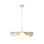 Lampa wisząca Enzo D40 w kolorze białym z złotym akcentem, wyposażona w okrągły klosz z białego szkła. Posiada dwa zaokrąglone elementy z białego metalu, wisząca na cienkim przewodzie. Zawieszona centralnie, na jasnym tle.