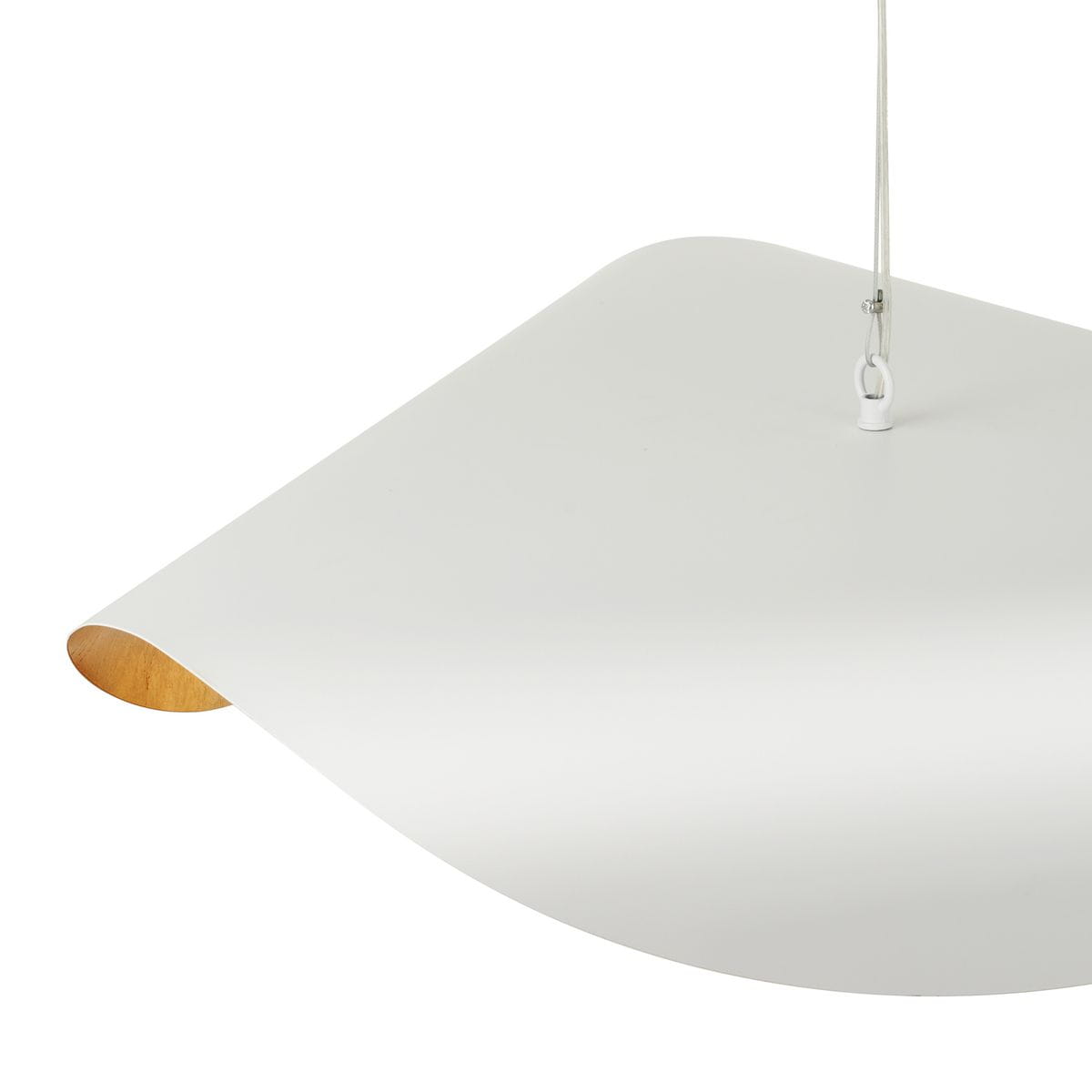 Lampa wisząca Enzo D40 w kolorze białym z złotym wykończeniem. Owalny klosz z matowego metalu, z widoczną białą linką mocującą. Kąt ujęcia zbliżony, skupiony na detalach kształtu i faktury klosza.
