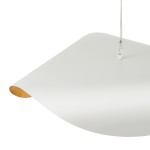 Lampa wisząca Enzo D40 w kolorze białym z złotym wykończeniem. Owalny klosz z matowego metalu, z widoczną białą linką mocującą. Kąt ujęcia zbliżony, skupiony na detalach kształtu i faktury klosza.
