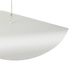 Lampa wisząca Enzo D40 w kolorze białym z metalicznymi złotymi akcentami. Posiada okrągły, płaski klosz o matowej powierzchni. Zawieszona na cienkim, białym przewodzie, widoczna z góry. Przeznaczona na żarówkę E27.