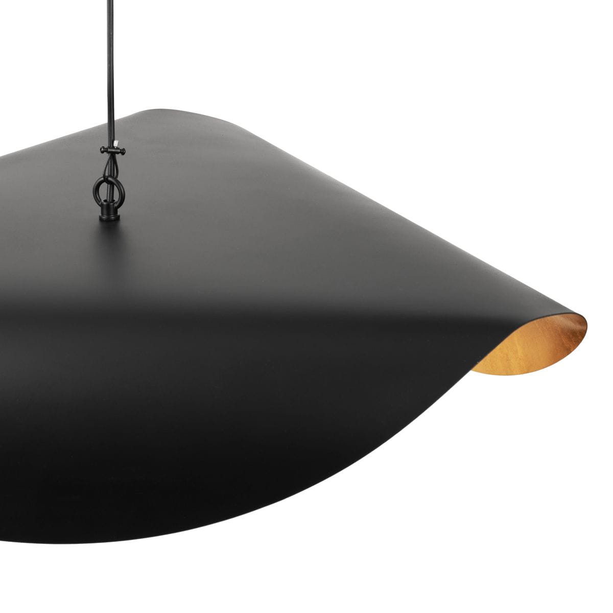 Lampa wisząca Enzo D60 z pojedynczym gwintem E27, w kolorze czarnym z wewnętrzną złotą powłoką. Ujęcie z góry, ukazujące falisty kształt klosza oraz metalowy element zawieszenia. Idealna do nowoczesnych aranżacji wnętrz.
