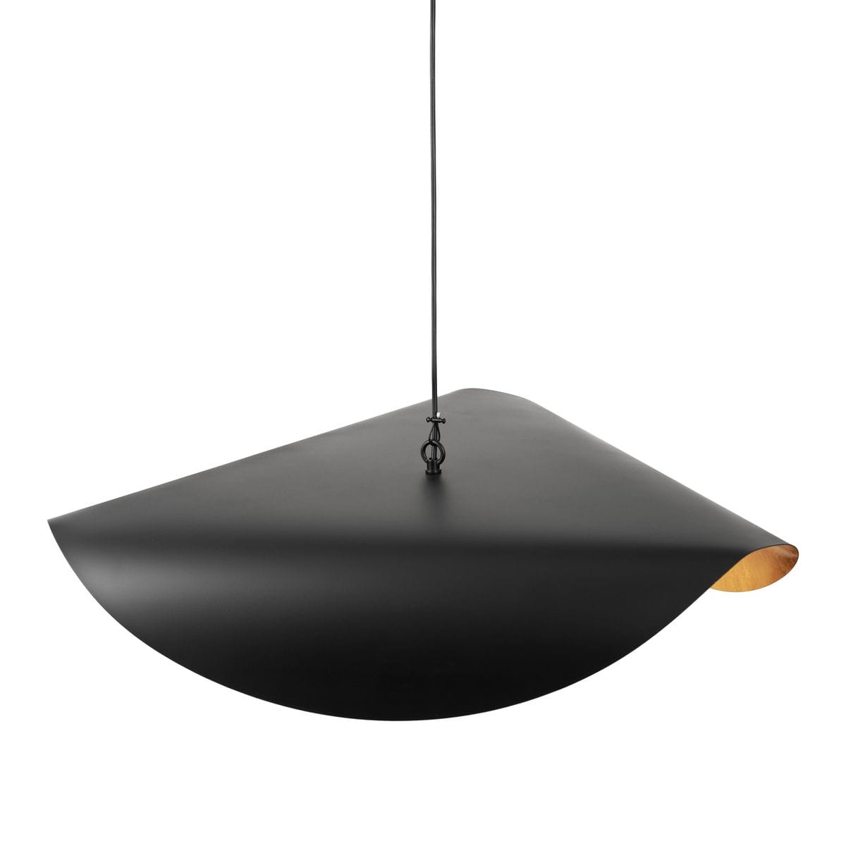 Lampa wisząca Enzo D60 z czarnego metalu z wewnętrzną złotą powierzchnią. Posiada nowoczesny, asymetryczny kształt. Zawieszona na cienkim przewodzie, prezentuje się elegancko i minimalistycznie. Idealna do stylowych wnętrz.