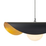 Lampa wisząca Enzo D60 w kolorze czarnym z złotym akcentem, z okrągłym kloszem z białego szkła. Ujęcie z boku, pokazujące połączenie faktur oraz kształt lampy, zawieszonej na cienkim przewodzie.