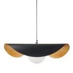 Lampa wisząca Enzo D60 z czarnym abażurem i złotymi detali, z białym kloszem w kształcie kuli. Zawieszona na cienkim przewodzie, prezentuje nowoczesny design, idealna do przestrzeni mieszkalnych.