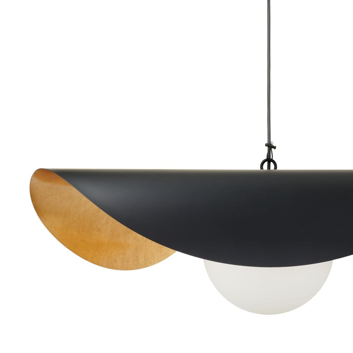 Czarna lampa wisząca Enzo D60 z elementem w złotym kolorze, w kształcie półokrągłej osłony z białą kulistą żarówką. Ujęcie z boku, zawieszona na cienkim kablu. Wnętrze osłony ma matową fakturę, zewnętrzna część jest gładka.