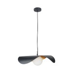 Lampa wisząca Enzo D60 z jednym źródłem światła E27, w kolorze czarnym z elementami złotymi. Posiada oprawę w kształcie falistego klosza z matowego metalu oraz okrągłą, białą żarówkę. Zawieszona na cienkim, czarnym przewodzie.
