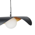 Lampa wisząca Enzo D60 z czarnym abażurem i złotym wnętrzem, z okrągłą białą żarówką E27. Ujęcie z boku, wisząca na czarnym kablu, z delikatnym zaokrągleniem krawędzi abażura. Idealna do nowoczesnych aranżacji.