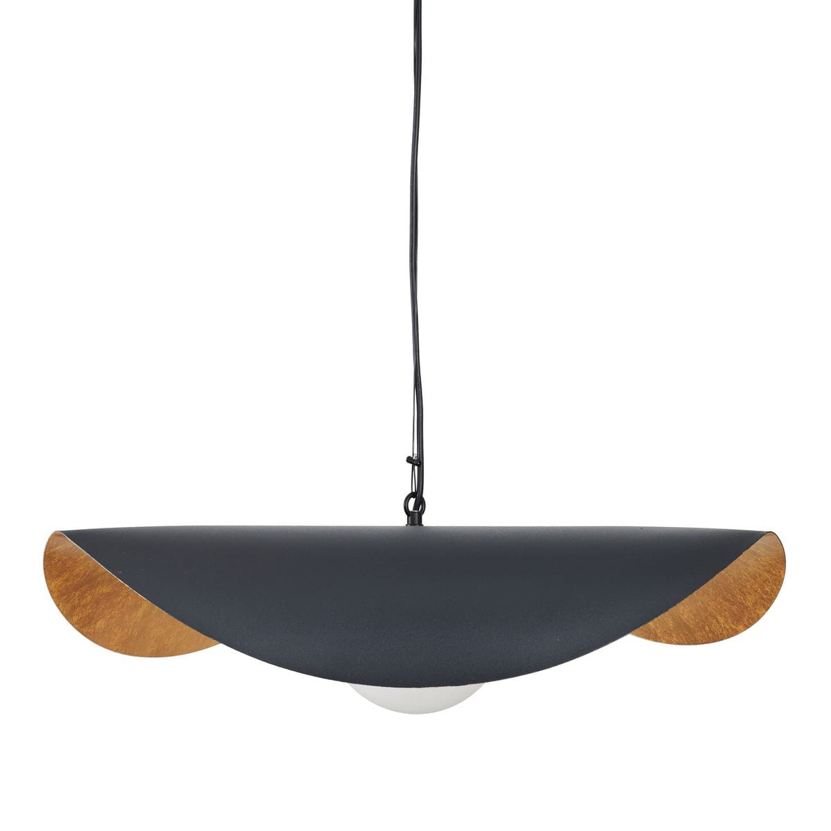 Lampa wisząca Enzo D60 w kolorze czarnym z złotymi akcentami. Okrągły klosz z matowego metalu o kształcie półksiężyca, z widoczną żarówką E27. Zawieszona na cienkim, czarnym przewodzie w pozycji otwartej.