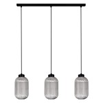 Lampa wisząca Silva z trzema kloszami E27 w kolorze czarnym i grafitowym. Klosze mają strukturalną, karbowaną powierzchnię, zawieszone na cienkich linkach. Element montażowy w formie prostokątnej listwy. Tło białe, co podkreśla design lampy.