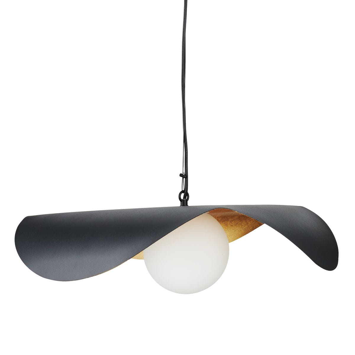 Lampa wisząca Enzo D40 z oprawą w czarnym kolorze i złotym wnętrzem, z okrągłą białą żarówką E27. Zawieszona na cienkim czarnym kablu, w nowoczesnym, minimalistycznym kształcie z falującym kloszem.