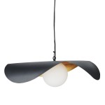 Lampa wisząca Enzo D40 z oprawą w czarnym kolorze i złotym wnętrzem, z okrągłą białą żarówką E27. Zawieszona na cienkim czarnym kablu, w nowoczesnym, minimalistycznym kształcie z falującym kloszem.