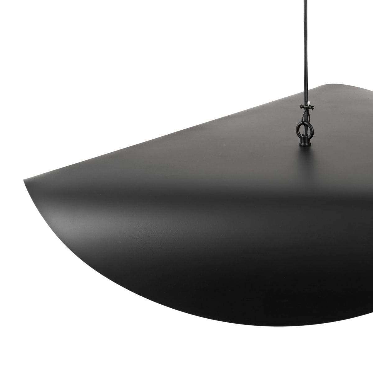 Lampa wisząca Enzo D40 w kolorze czarnym z metalowym kloszem o kształcie półokrągłym. Zawieszona na czarnym przewodzie, przeznaczona do żarówki E27. Prosty design, idealna do nowoczesnych wnętrz.