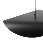 Lampa wisząca Enzo D40 w kolorze czarnym z metalowym kloszem o kształcie półokrągłym. Zawieszona na czarnym przewodzie, przeznaczona do żarówki E27. Prosty design, idealna do nowoczesnych wnętrz.