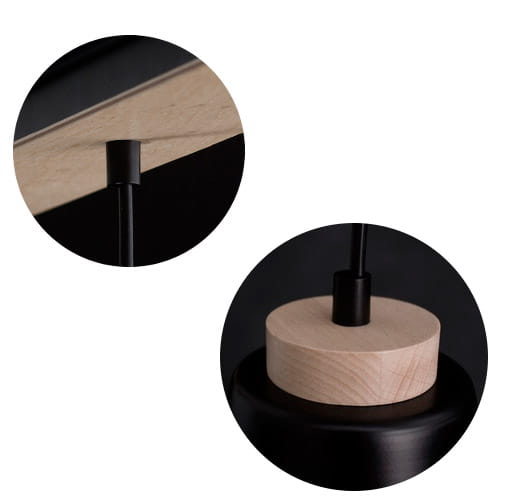 Czarna lampa wisząca Bolero 2-punktowa, z metalowymi elementami i drewnianymi detalami. Ujęcie zbliżeniowe na mocowania; widoczny górny element w kolorze naturalnego drewna oraz czarny uchwyt. Prosty design, idealna do nowoczesnych wnętrz.