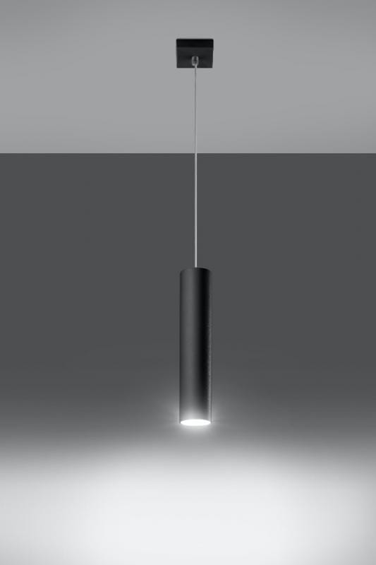 Lagos lampa wisząca 1-punktowa w kolorze czarnym, o cylindrycznym kształcie, zawieszona na cienkim przewodzie. Lampa emituje światło z dolnej części, tworząc efekt oświetlenia na tle szaro-skalnym. Ujęcie frontalne.