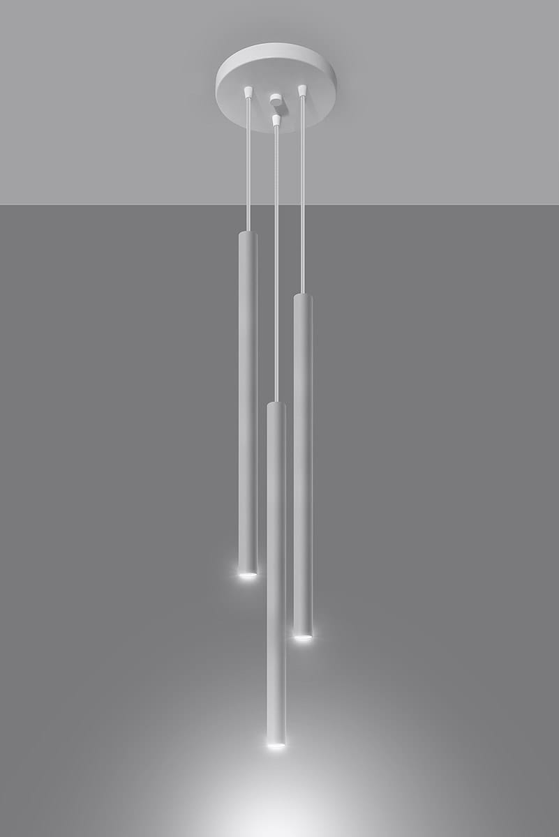 Lampa wisząca 3-punktowa w kolorze białym, składająca się z trzech długich, cylindrycznych elementów zawieszonych na cienkich linkach. Kąt ujęcia frontalny, z okrągłą podsufitką. Elementy o minimalistycznym designie, emitujące światło z dolnej części.