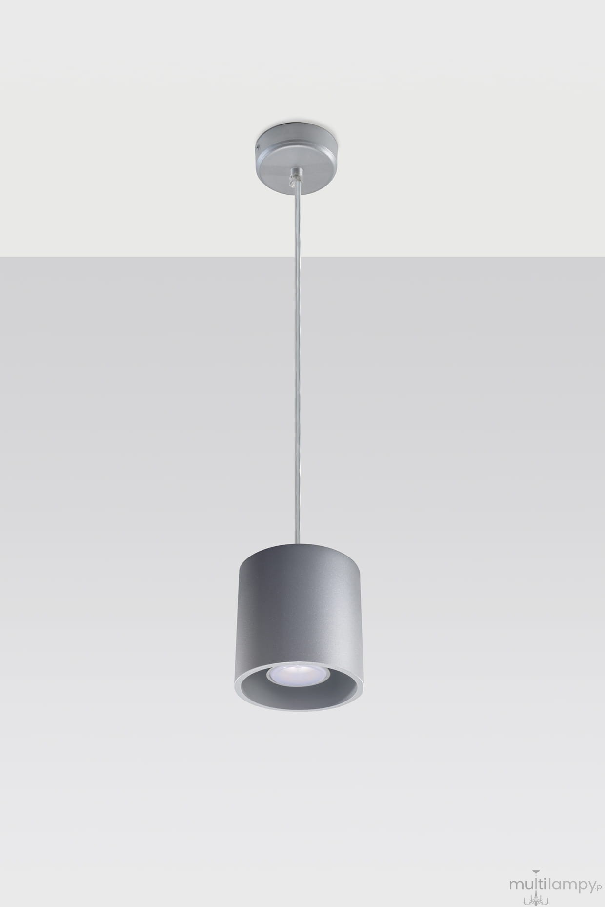 Lampa wisząca Orbis 1-punktowa w kolorze szarym, cylindryczny klosz z matowego metalu, zawieszona na cienkim przewodzie. Widoczna okrągła podstawa montażowa. Idealna do nowoczesnych wnętrz.
