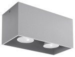Lampa sufitowa Quad Maxi 2-punktowa w kolorze szarym, o prostokątnym kształcie. Posiada dwa okrągłe klosze, umieszczone na dole, wykonane z białego materiału. Lampa montowana jest sufitowo, z widocznym mocowaniem.