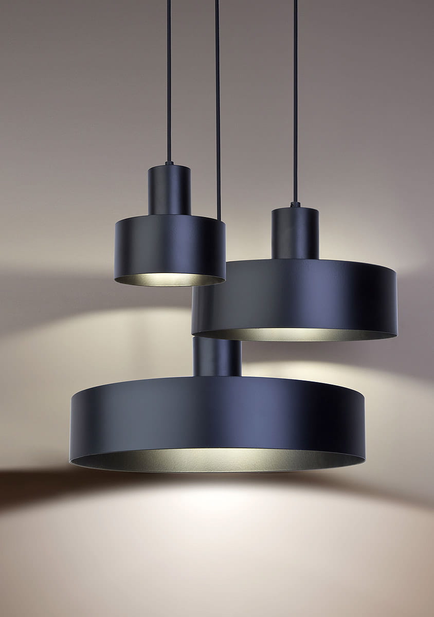 Czarna lampa wisząca Rif D15 z trzema okrągłymi kloszami o różnych średnicach, zawieszona na cienkich linkach. Klosze mają matowe wykończenie z metalowym wnętrzem, emitującym ciepłe światło. Ujęcie frontalne na neutralnym tle.