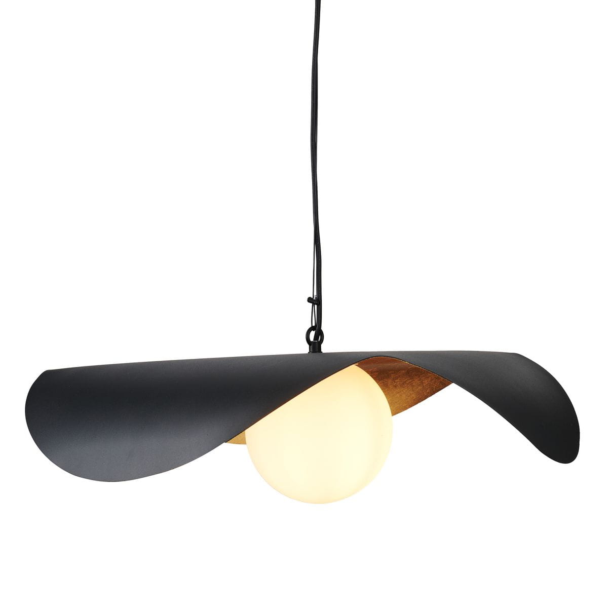 Lampa wisząca Enzo D40 z jednym źródłem światła E27, w kolorze czarnym z elementami złotymi. Posiada okrągłą, mleczną kulę oraz asymetryczny, stylowy klosz. Ujęcie z boku, ukazujące zawieszenie na cienkim kablu.