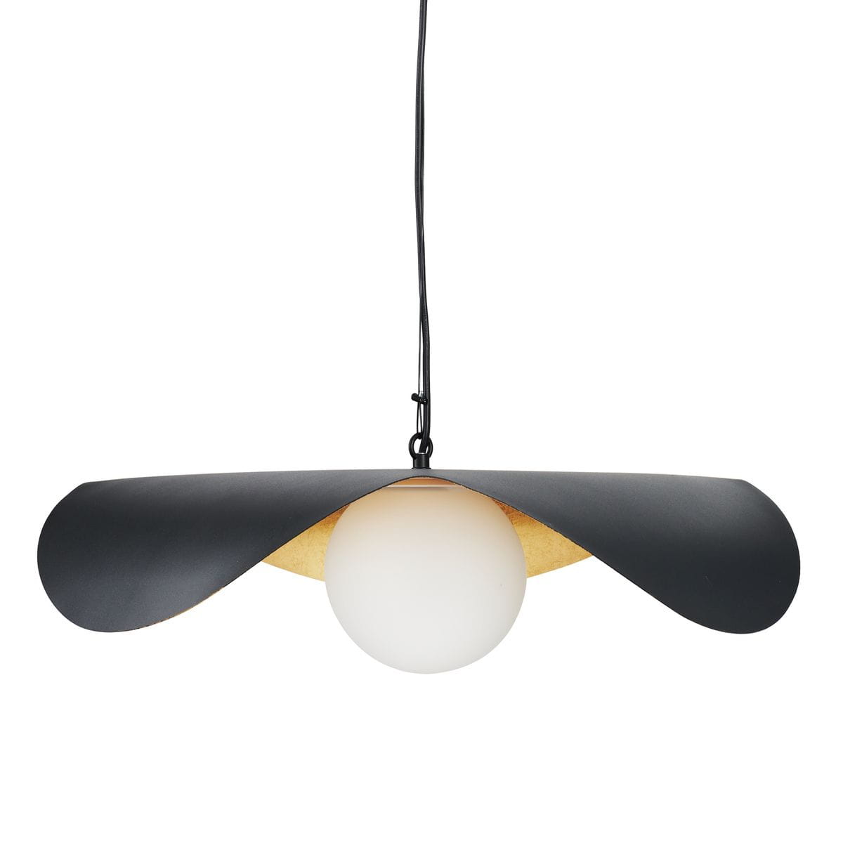 Lampa wisząca Enzo D40 w kolorze czarnym z elementami złotymi. Okrągła, biała żarówka E27 otoczona przez falistą, czarną osłonę w kształcie skrzydeł. Ujęcie frontalne, zawieszona na cienkim, czarnym przewodzie.