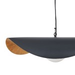 Lampa wisząca Enzo D40 w kolorze czarnym z złotym akcentem, o opływowym kształcie. Ujęcie z boku, prezentujące detal złotego wykończenia oraz okrągłą żarówkę E27. Zawieszona na cienkim przewodzie.