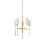 Lampa wisząca Darling w kolorze złotym z pięcioma oprawami na żarówki E14. Klosze w formie cylindrów wykonane z białego materiału, umieszczone na prostych metalowych ramionach. Jest zawieszona na łańcuchu, co dodaje elegancji.