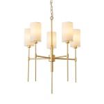 Lampa wisząca Darling w kolorze złotym z pięcioma abażurami w kształcie cylindrów. Metalowa konstrukcja z prostymi ramionami. Kąt ujęcia: frontalny. Idealna do nowoczesnych wnętrz.