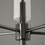 Lampa wisząca Darling w kolorze czarnym, z pięcioma oprawami E14. Metalowa konstrukcja z połyskiem, widoczny detal z centralnym elementem mocującym i białymi kloszami. Ujęcie z góry, ukazujące połączenie ramion.