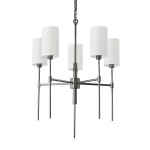 Lampa wisząca Darling z pięcioma źródłami światła E14, w kolorze czarnym. Posiada cylindryczne klosze z białego szkła, umieszczone na metalowej konstrukcji z cienkimi ramionami. Zawieszona na łańcuchu, prezentuje nowoczesny design.