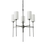 Lampa wisząca Darling z pięcioma kloszami w kolorze białym na metalowej, czarnej konstrukcji. Ujęcie z przodu, pokazujące nowoczesny design z równymi, prostymi ramionami. Wysoka jakość materiałów, idealna do wnętrz.