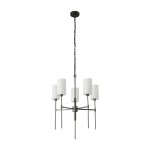 Lampa wisząca Darling z pięcioma kloszami E14 w kolorze czarnym. Konstrukcja metalowa z łańcuchem, cylindryczne białe klosze. Ujęcie z boku, produkt wiszący, na prostym tle.