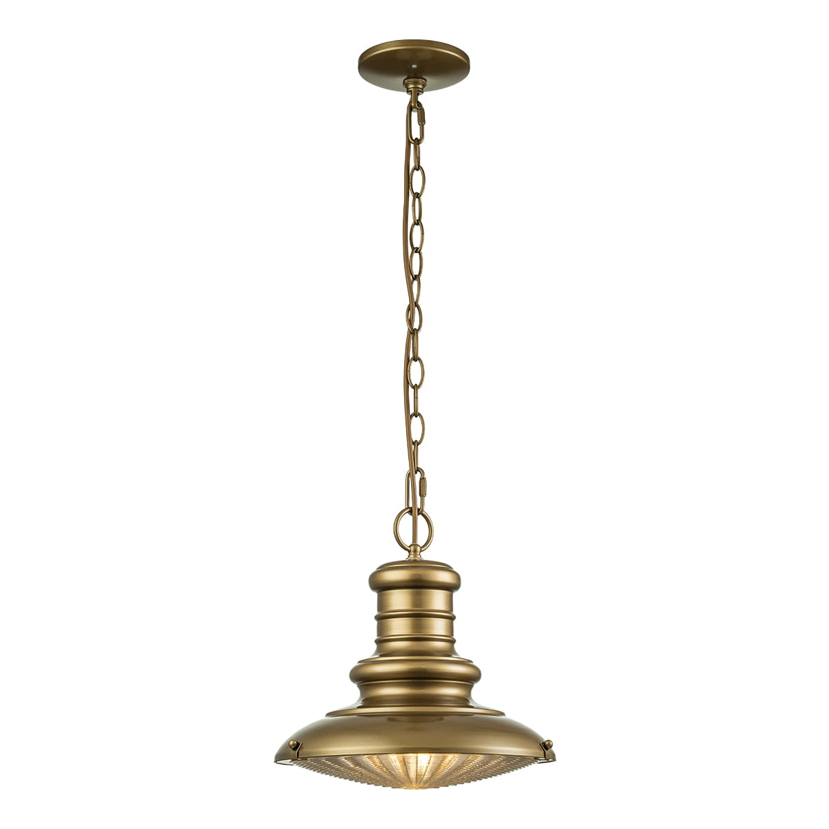 Lampa wisząca Redding Station w kolorze antycznego złota z pojedynczym gniazdem E27. Posiada dekoracyjną, zaokrągloną podstawę oraz łańcuch, który umożliwia zawieszenie. Kąt ujęcia frontalny, na prostym tle.