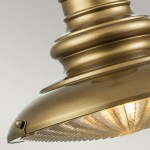 Lampa wisząca ogrodowa Redding Station w antycznym złocie, z widocznym kloszem z przezroczystego materiału i dekoracyjnym detalem. Ujęcie zbliżeniowe na dolną część lampy z żarówką E27, z zamknięciem na boku.
