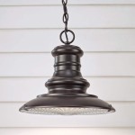 Lampa wisząca ogrodowa Redding Station w kolorze brązowym, z metalowym kloszem o okrągłym kształcie, zawieszona na łańcuchu. Widoczna żarówka E27 w przezroczystym kloszu z fakturą. Produkt widoczny na jasnym tle.
