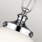 Lampa wisząca Parkman z polerowanego niklu, z opalowym kloszem. Widoczna metalowa podstawa z detalami montażowymi oraz zawieszenie w formie pierścienia. Kąt ujęcia zbliżenie na górną część lampy.