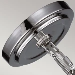 Lampa wisząca Parkman z polerowanego niklu, widok od dołu. Okrągła podstawa z metalicznym wykończeniem, z miejscem na żarówkę E27 i zawieszeniem. Gładka powierzchnia odbijająca światło, minimalistyczny design, idealna do nowoczesnych wnętrz.
