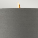 Lampka stołowa Ferrara w szaro-złotym kolorze, z szarym materiałowym kloszem i złotym detalem na górze. Ujęcie z góry, pokazujące teksturę klosza oraz ozdobny element. Idealna do nowoczesnych wnętrz.