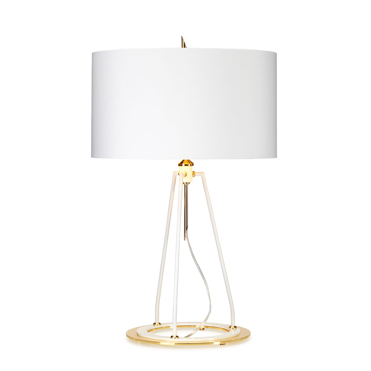 Lampka stołowa Ferrara z białym abażurem i złotą podstawą. Wyposażona w jeden gwint E27, ma nowoczesny, minimalistyczny kształt z metalowym stelażem w odcieniach bieli i złota. Ujęcie z boku, stojąca na okrągłej podstawie.