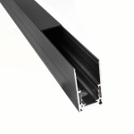 Czarna szyna magnetyczna natynkowa o długości 200 cm, widoczna pod kątem, z otwartą konstrukcją. Wewnątrz szyny znajdują się elementy do mocowania. Powierzchnia matowa, minimalistyczny design, idealna do montażu oświetlenia.