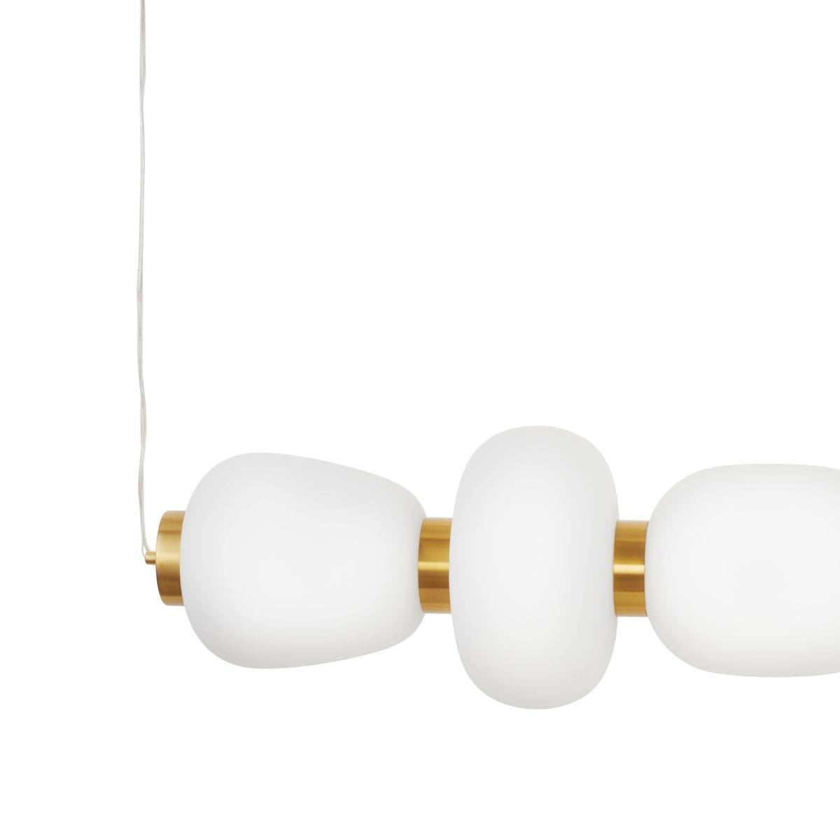 Lampa wisząca LED Brilla, 69W, 3000K, złota. Składa się z trzech białych, matowych kloszy o różnorodnych kształtach, połączonych złotym elementem. Zawieś na sznurku, idealna do nowoczesnych wnętrz.