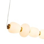 Lampa wisząca Brilla z sześcioma okrągłymi kloszami z mlecznego szkła, zawieszona na cienkim przewodzie. Klosze mają złote mocowania, emitują światło o temperaturze 3000K. Ujęcie z boku, pokazujące detale konstrukcji.