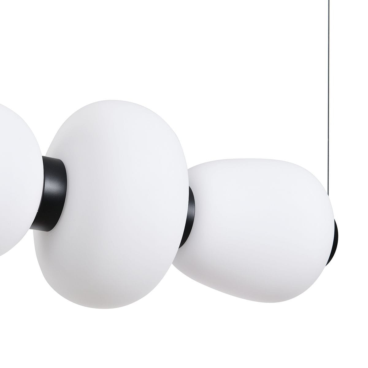 Lampa wisząca Brilla LED o mocy 69W, 3000K, w kolorze czarnym. Składa się z trzech białych, matowych kloszy o zaokrąglonym kształcie, zawieszonych na czarnej oprawie. Ujęcie z boku, z bliska, ukazujące detale łączeń.