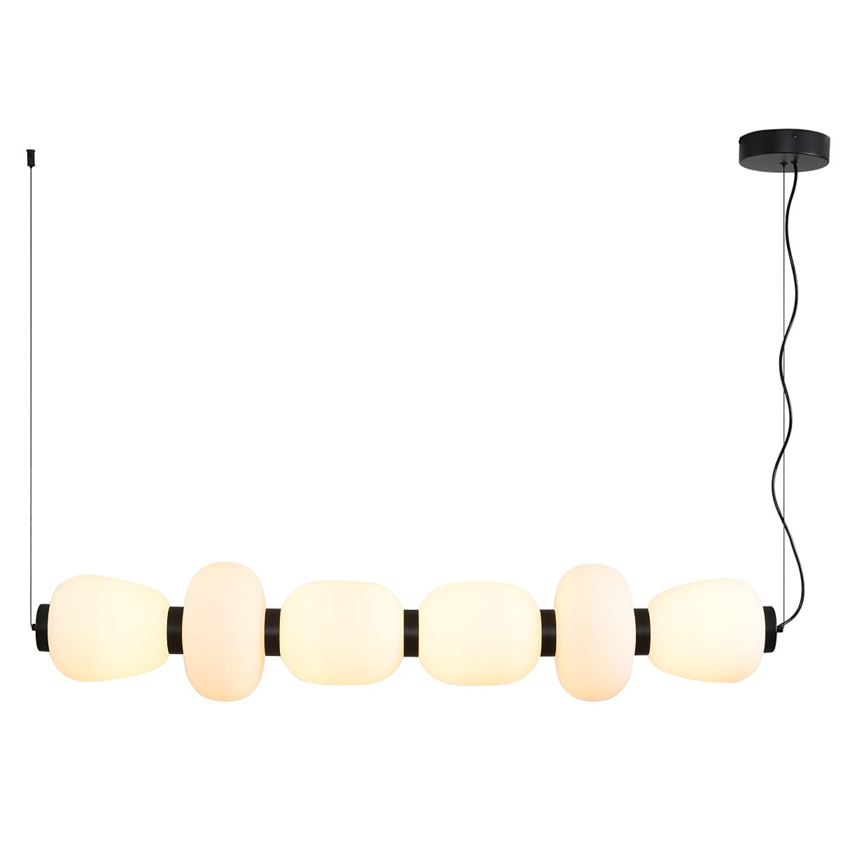 Lampa wisząca LED Brilla w kolorze czarnym, z pięcioma szklanymi kloszami w odcieniach bieli. Ujęcie frontalne, zawieszona na długim przewodzie. Wymiary kloszy różnią się, tworząc efektowne wizualne połączenie. Temperatura barwowa 3000K.