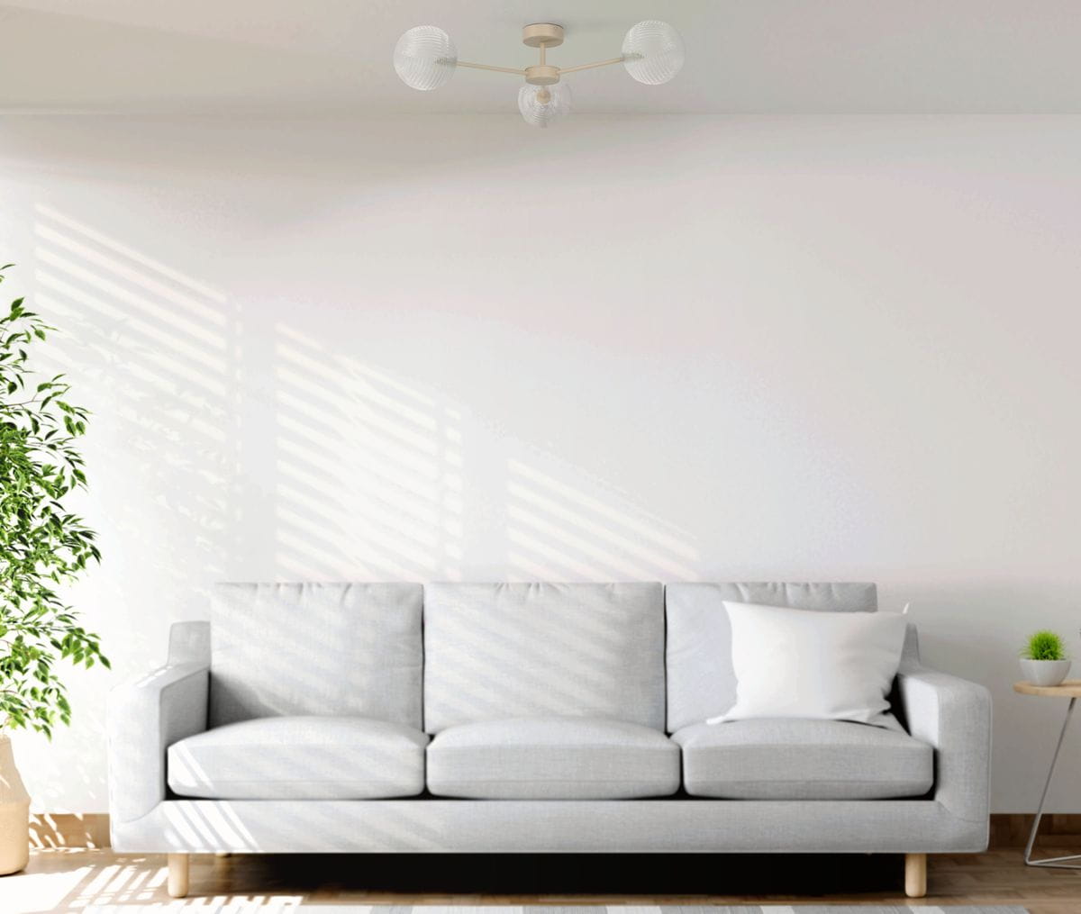 Lampa sufitowa Casoli 3xG9 w kolorze beżowym z transparentnymi kloszami, umieszczona na suficie, z trzema ramionami, w nowoczesnym wnętrzu z jasną kanapą i roślinnością w tle.