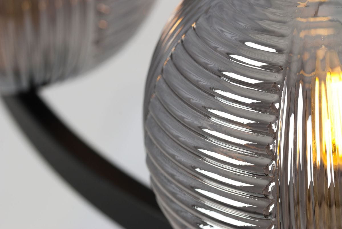 Lampa wisząca Monza z 6 miejscami na żarówki G9, w kolorze czarnym i grafitowym. Szklane klosze w formie kul z wyraźnym, teksturowanym wzorem, umieszczone na metalowej konstrukcji. Zbliżenie na detale kloszy z delikatnym światłem wewnętrznym.