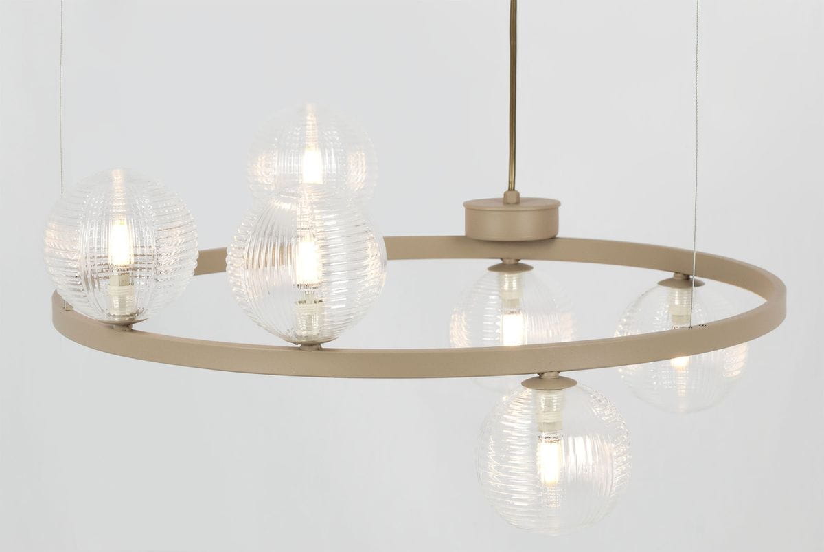 Lampa wisząca Tesoro w kolorze beżowym, z przezroczystymi szklanymi kloszami w kształcie kul, zawieszona na okrągłym stelażu. Zestaw sześciu źródeł światła G9, z metalowym mocowaniem na suficie. Tło jasne, minimalistyczne.