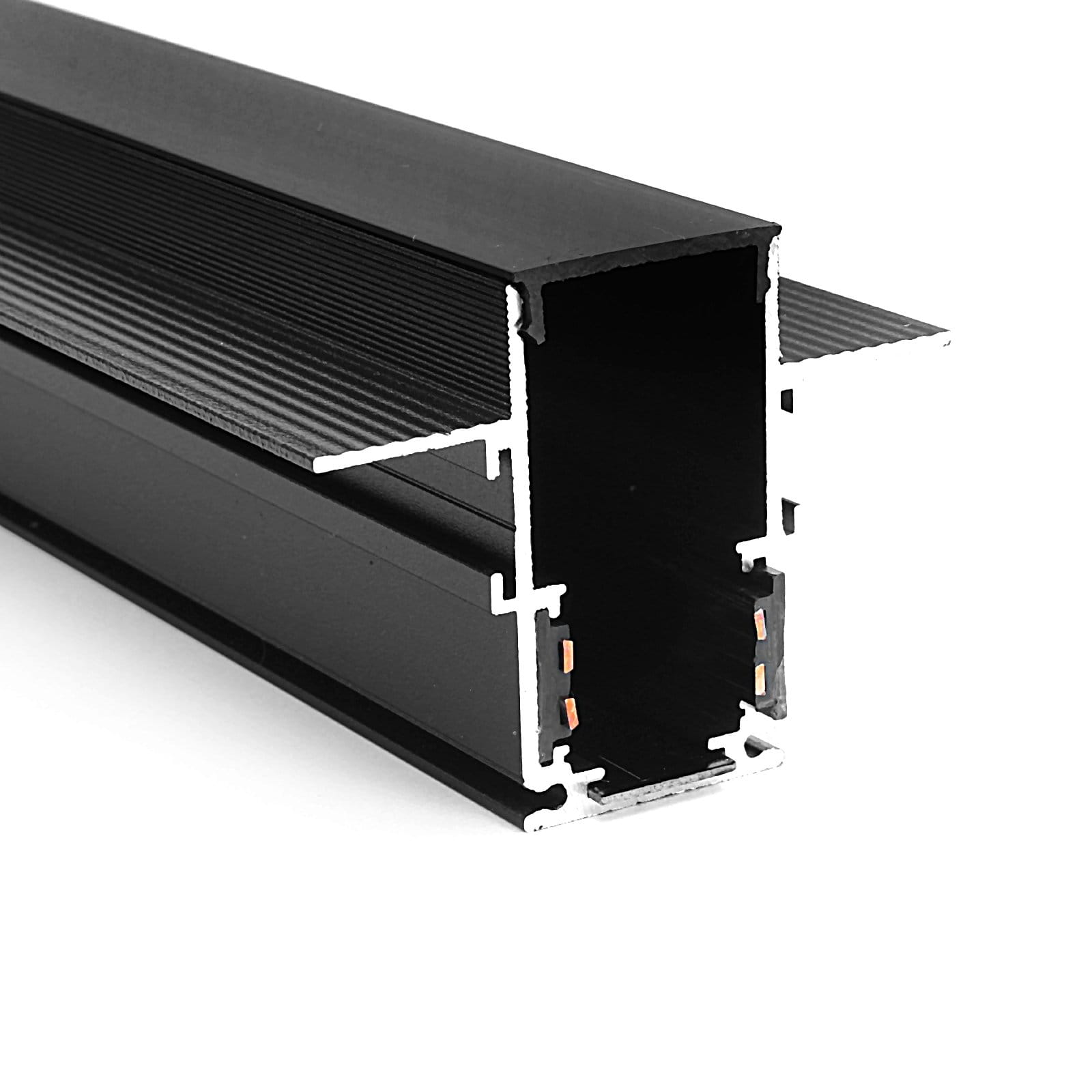 Szyna magnetyczna podtynkowa gips-karton, długość 200 cm, kolor czarny. Ujęcie z boku, widoczny przekrój z rowkami dla łatwego montażu. Wykonana z metalu, z elementami elektrycznymi wewnątrz. Idealna do oświetlenia w zabudowie.