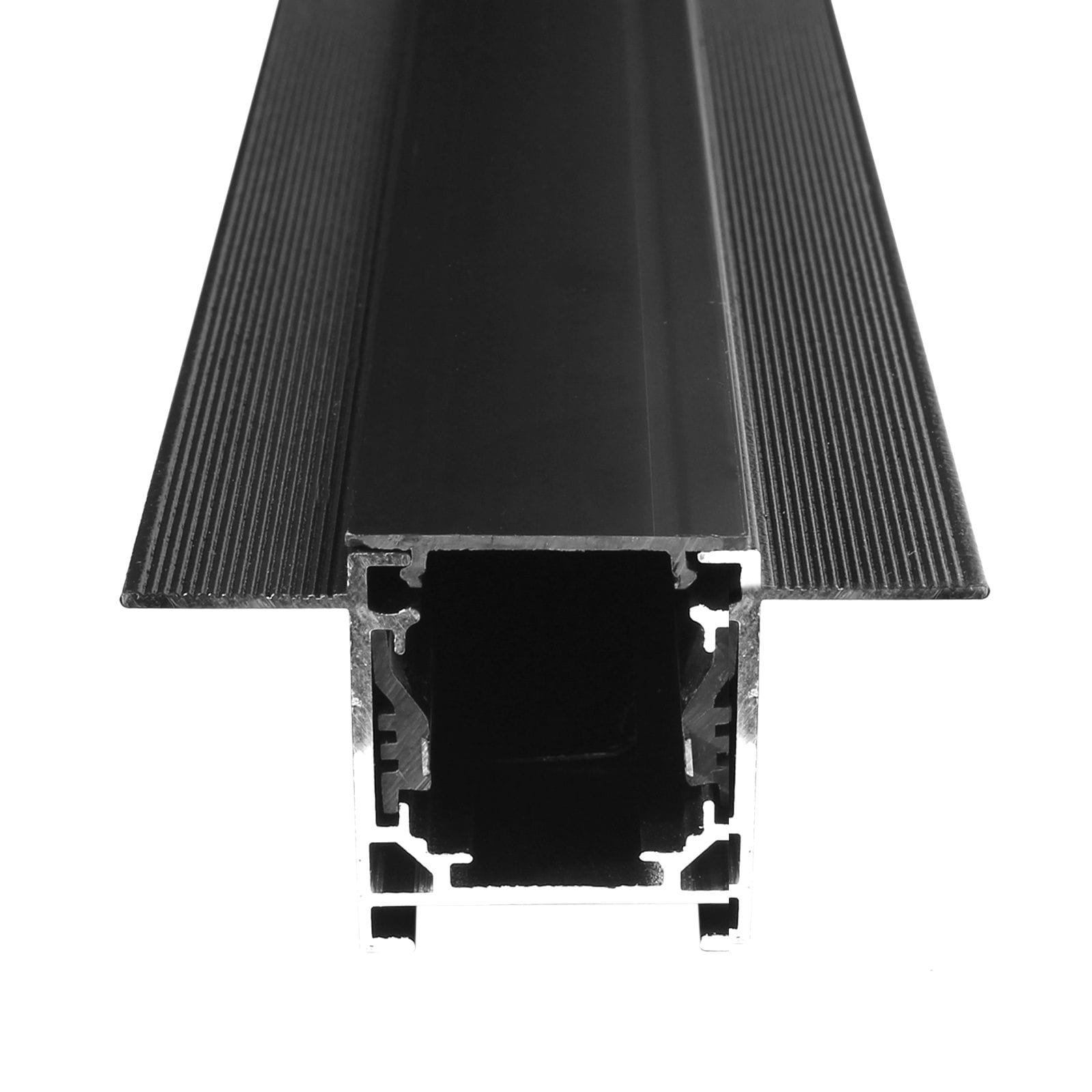 Czarna szyna magnetyczna MINI podtynkowa o długości 200 cm, widok z boku, ukazujący strukturę i profil z wyraźnym rowkowaniem na górnej powierzchni. Szyna wykonana z metalu, z widoczną przestrzenią wewnętrzną.