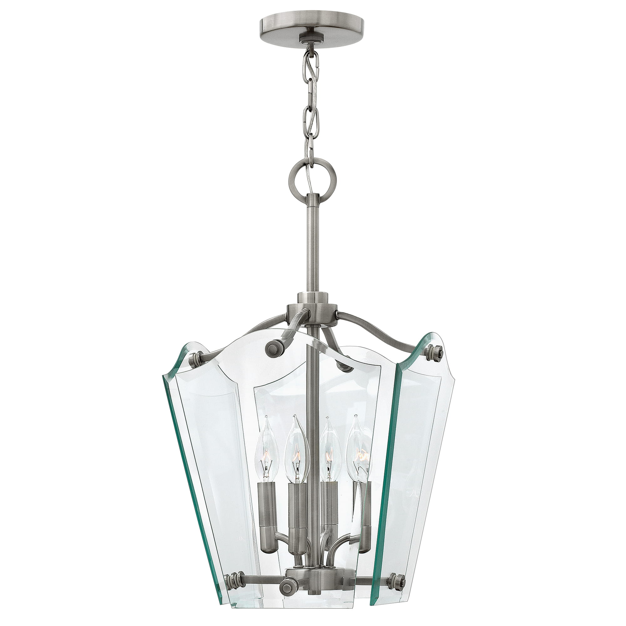 Lampa wisząca Wingate S w kolorze polerowanego niklu, z przezroczystym kloszem w kształcie sześciokąta, zawierająca cztery gniazda E14. Ujęcie z boku, zawieszona na łańcuchu, z widocznymi detalami mocowania i eleganckim wykończeniem.